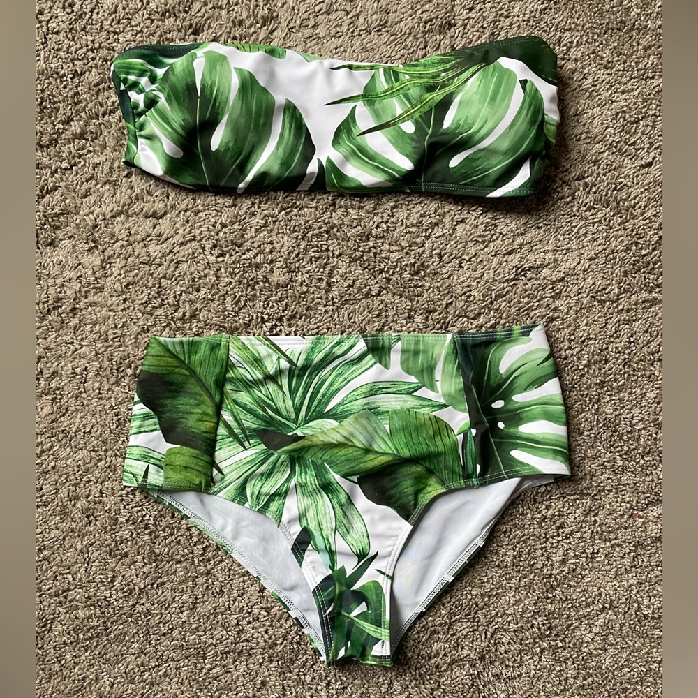 High-waisted bikini with bandeau top